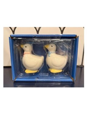 Larkspur nwt Ceramic Duck Salt & Pepper Shaker Pair in White with bows